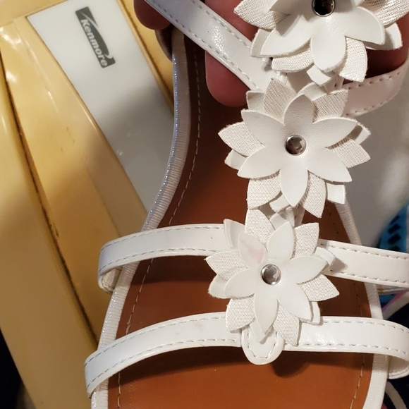Girls white leather sandals, euc pretty 4 - Picture 5 of 6